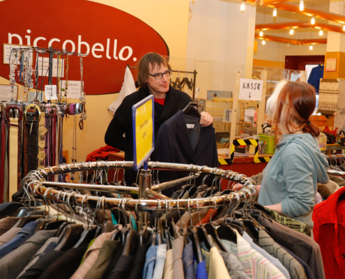 Sinnstiftende Beschäftigung: Der Kleiderladen PiccobellO. sucht neue Helferinnen und Helfer.