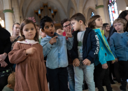 Kinder bei der Altarweihe