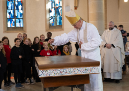 Bischof schüttet Chrisam-Öl auf den zukünftigen Altar