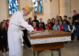Bischof verteil das Chrisam-Öl auf dem zukünftigen Altar