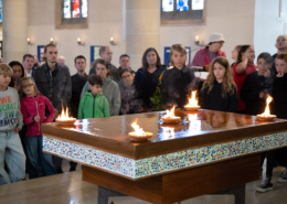 Die brennenden Weihrauchfeuer auf dem einbalsamierten Altar
