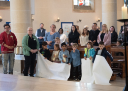Kindergartenkinder warten darauf den Altar "einzudecken"