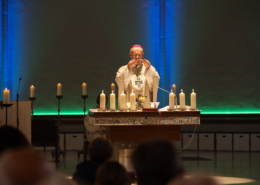 Bischof bei der Wandlung am neuen Altar