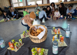 Kinder beim Picknick während der Eucharistie