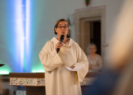 Christina Lauer begrüßt die Gemeinde